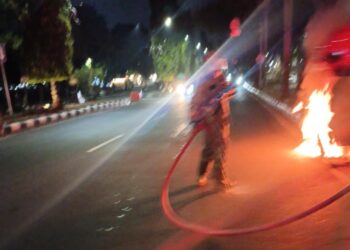 Motor Terbakar di Jalan Tegar Beriman, Damkar Berhasil Padamkan Api dalam 20 Menit