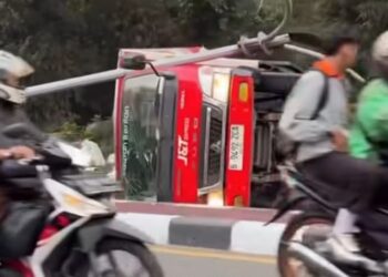 Truk Ekspedisi JNT Terguling di Jalan Raya Bogor Cibinong Usai Hindari Minibus, Muatan Berhamburan