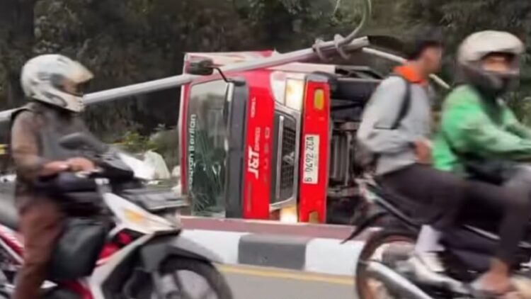 Truk Ekspedisi JNT Terguling di Jalan Raya Bogor Cibinong Usai Hindari Minibus, Muatan Berhamburan