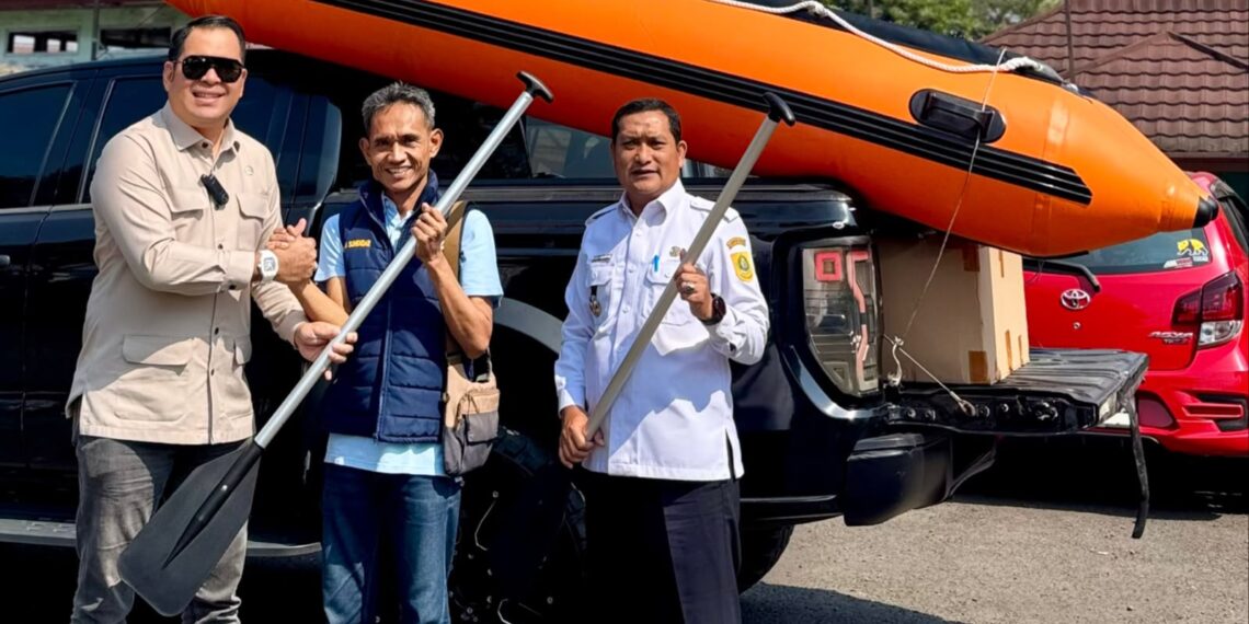 Dukung Penanganan Banjir dan Sungai Bersih, Ipeck Berikan Perahu Karet kepada Katar Cibinong