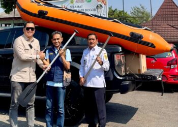 Dukung Penanganan Banjir dan Sungai Bersih, Ipeck Berikan Perahu Karet kepada Katar Cibinong