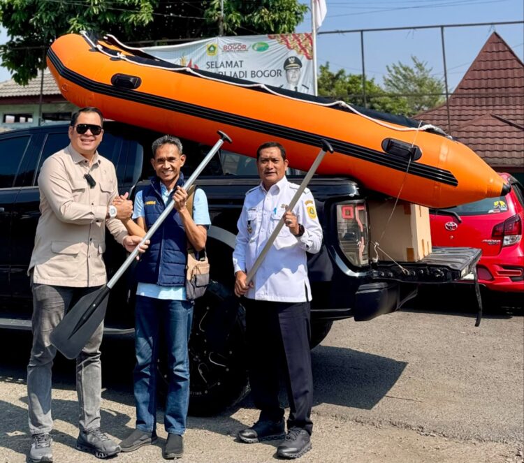 Dukung Penanganan Banjir dan Sungai Bersih, Ipeck Berikan Perahu Karet kepada Katar Cibinong
