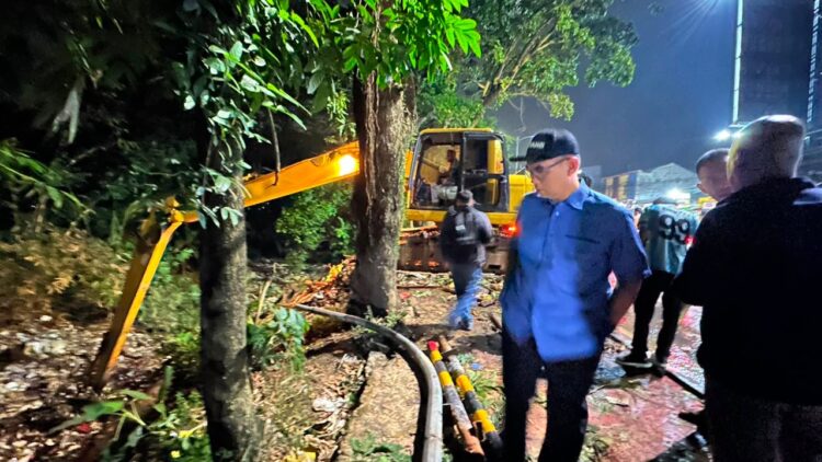 Pemkab Bogor Turunkan Alat Berat untuk Bersihkan Sampah di Kali Baru Cibinong