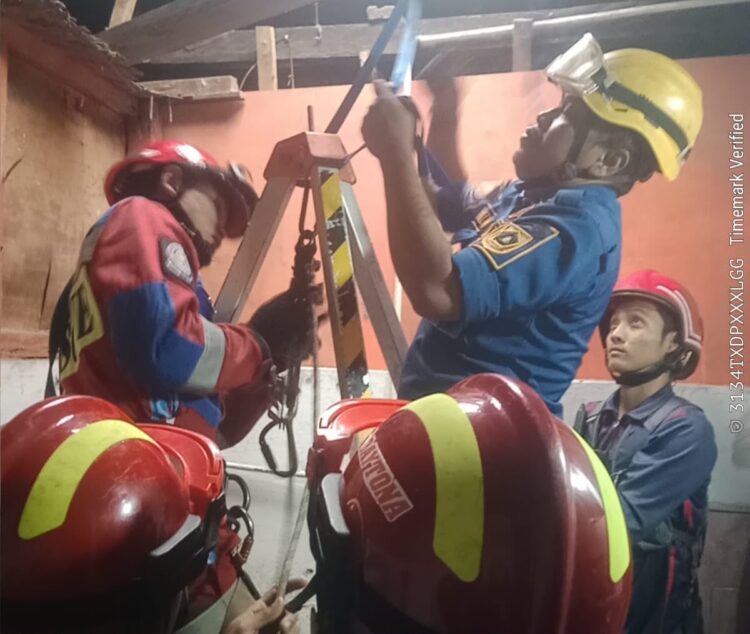 Lansia Tercebur Sumur di Ciseeng, Damkar Berhasil Evakuasi 25 Menit