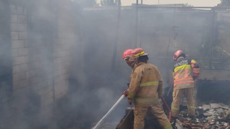 Diduga Korsleting Listrik, Rumah Panggung Bambu di Kemang Terbakar