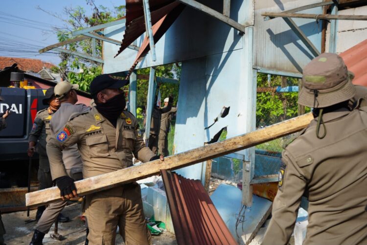 Satpol PP Tertibkan 103 Bangli di Ciseeng, Mayoritas Dibongkar Mandiri