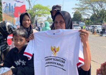 Warga Cileungsi Sumringah Dapat Kaus dari Prabowo di HUT Bhayangkara ke-80: “Alhamdulillah, Senang Banget”