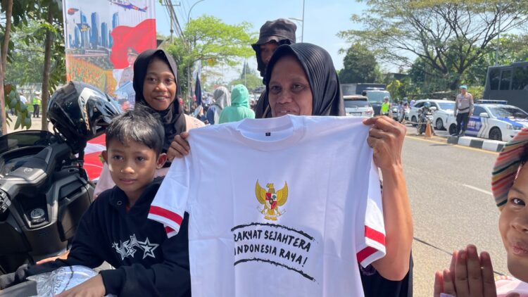 Warga Cileungsi Sumringah Dapat Kaus dari Prabowo di HUT Bhayangkara ke-80: “Alhamdulillah, Senang Banget”