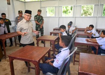 Pasca Banjir, Siswa SMP Insani Sorkam Belajar di Kelas Darurat