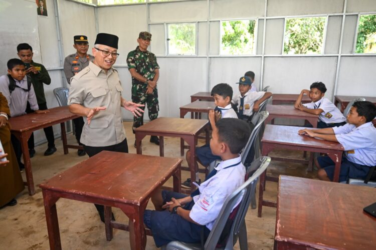 Pasca Banjir, Siswa SMP Insani Sorkam Belajar di Kelas Darurat