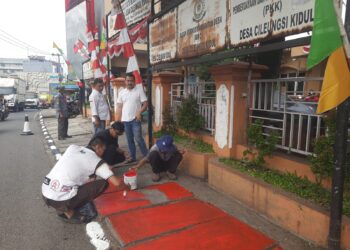 Sambut HUT RI, Kantor Desa Cileungsi Kidul Bersolek Merah Putih