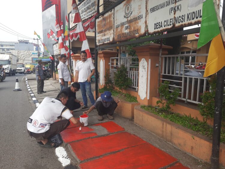 Sambut HUT RI, Kantor Desa Cileungsi Kidul Bersolek Merah Putih