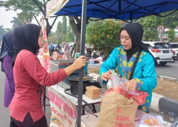 Pedagang di CFD Kenakan Pakaian Adat Sunda, Bupati: Kembalikan Marwah Orang Bogor 