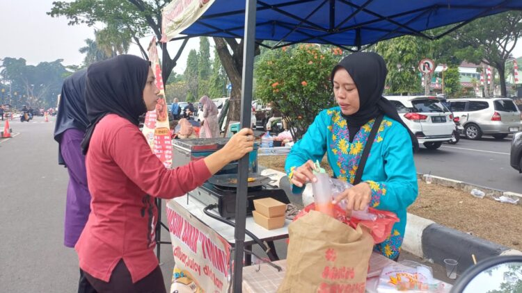 Pedagang di CFD Kenakan Pakaian Adat Sunda, Bupati: Kembalikan Marwah Orang Bogor 