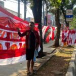 ‎Satpol PP Ancam Sita Dagangan Pedagang Bendera Merah Putih yang Berjualan di Trotoar