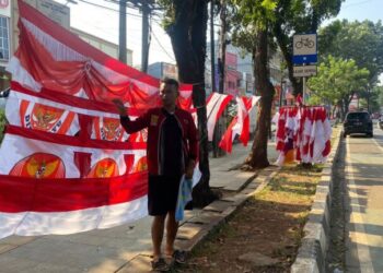 ‎Satpol PP Ancam Sita Dagangan Pedagang Bendera Merah Putih yang Berjualan di Trotoar