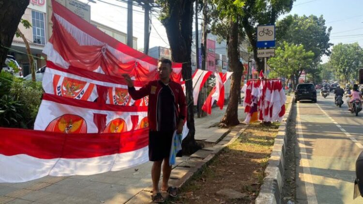 Satpol PP Ancam Sita Dagangan Pedagang Bendera Merah Putih yang Berjualan di Trotoar