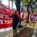 Satpol PP Ancam Sita Dagangan Pedagang Bendera Merah Putih yang Berjualan di Trotoar