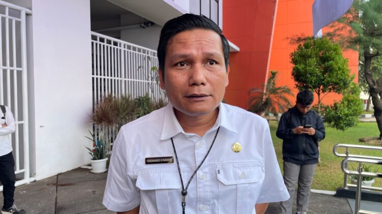 Pemkab Bogor Bagikan Bendera Merah Putih untuk Warga Kurang Mampu di Pelosok