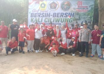 PWI Kabupaten Bogor dan Komunitas Domba Tubing Bersihkan Sampah Sungai Ciliwung