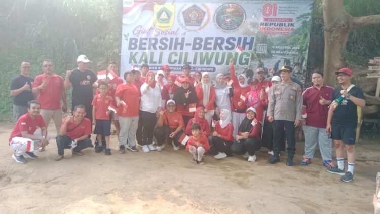 PWI Kabupaten Bogor dan Komunitas Domba Tubing Bersihkan Sampah Sungai Ciliwung