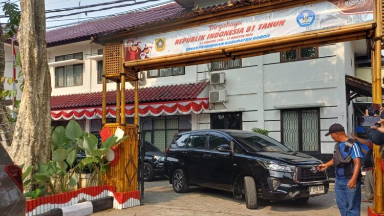 Usai Bappenda dan BKPSDM, Kini KPK Geledah Disdik Kabupaten Bogor: Bawa Dua Koper 