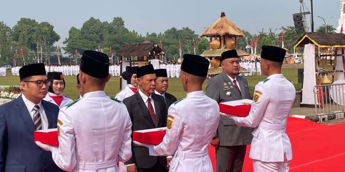 Bupati Bogor Serahkan Bendera Merah Putih ke 40 Kecamatan di Kabupaten Bogor