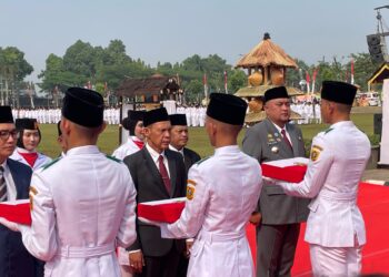 Bupati Bogor Serahkan Bendera Merah Putih ke 40 Kecamatan di Kabupaten Bogor