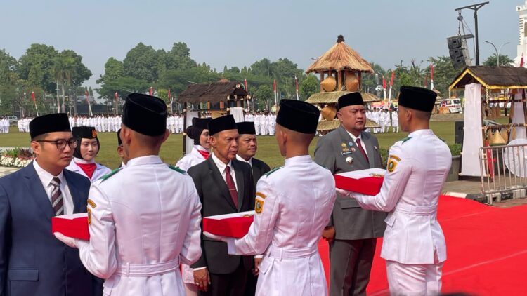 Bupati Bogor Serahkan Bendera Merah Putih ke 40 Kecamatan di Kabupaten Bogor