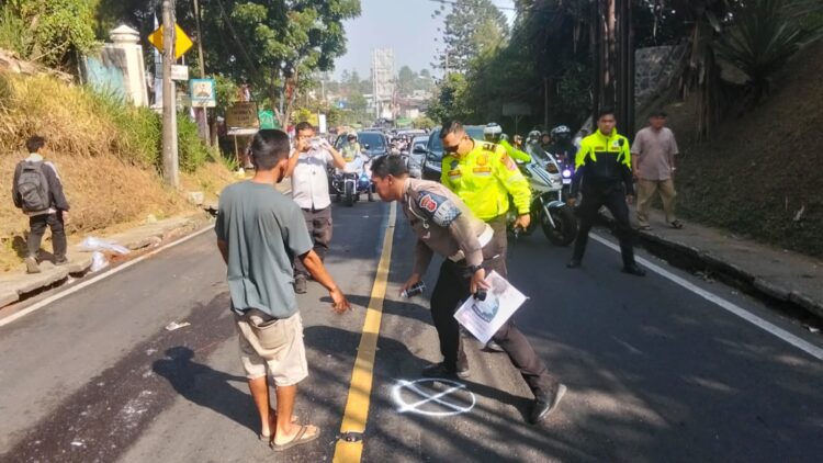 Gagal Nyalip, Dua Orang Tewas Terlindas Truk di Cisarua