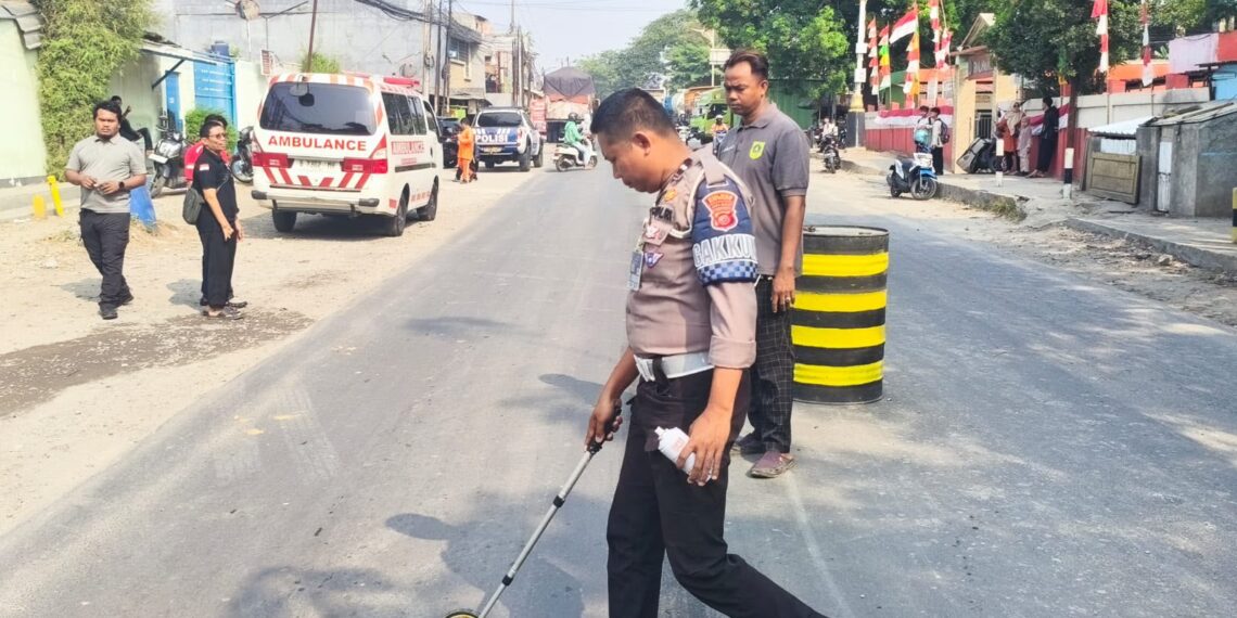 Pejalan Kaki Tewas Terlindas Truk Usai Ditabrak Motor di Jalan Raya Narogong Klapanunggal