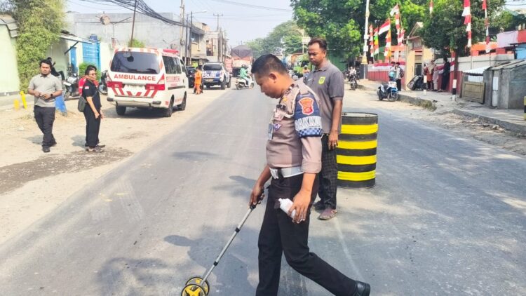 Pejalan Kaki Tewas Terlindas Truk Usai Ditabrak Motor di Jalan Raya Narogong Klapanunggal