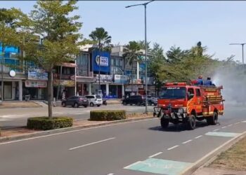 Antisipasi Debu Anak Krakatau, Damkar Kabupaten Bogor Semprot Sejumlah Ruas Jalan