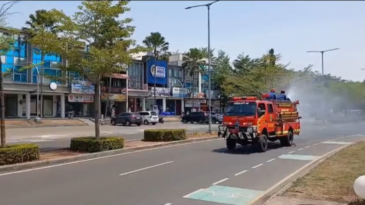 Antisipasi Debu Anak Krakatau, Damkar Kabupaten Bogor Semprot Sejumlah Ruas Jalan