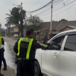 Polres Bogor Bagikan Masker ke Warga Imbas Debu Vulkanik Gunung Anak Krakatau