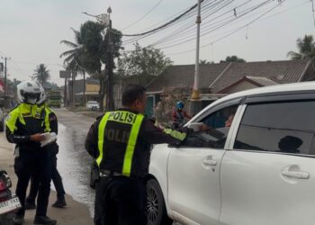 Polres Bogor Bagikan Masker ke Warga Imbas Debu Vulkanik Gunung Anak Krakatau