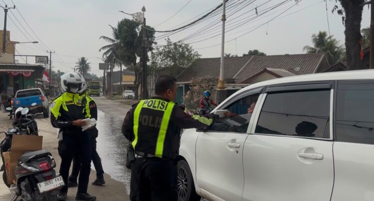 Polres Bogor Bagikan Masker ke Warga Imbas Debu Vulkanik Gunung Anak Krakatau