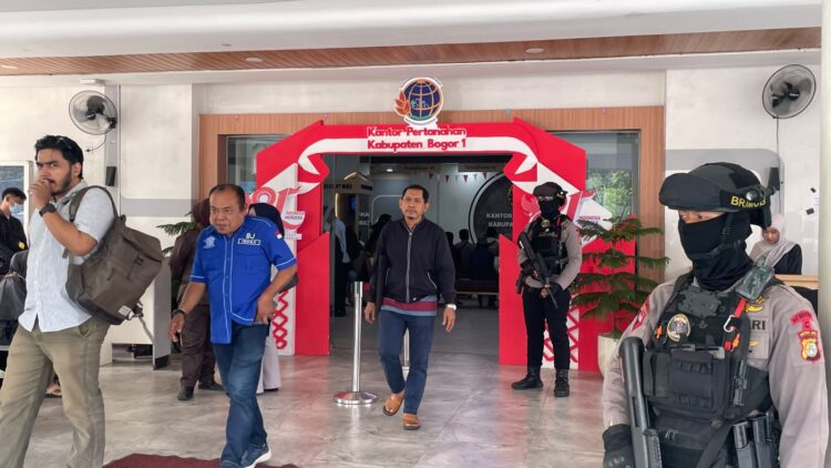 Kantor ATR/BPN Kabupaten Bogor I Dijaga Aparat Bersenjata Laras Panjang, Diduga Ada Penggeledahan