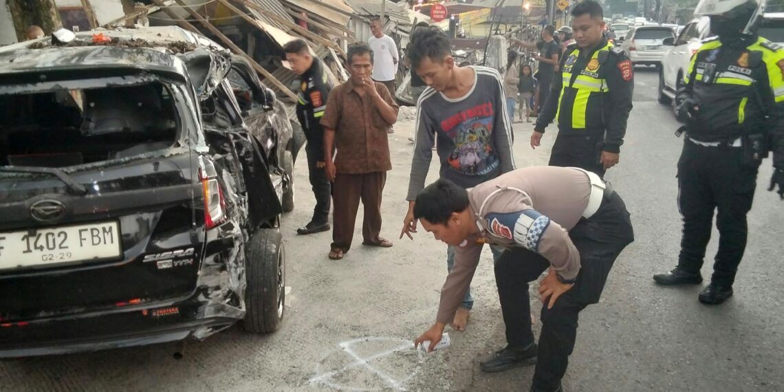 Rem Blong, Truk Box di Puncak Tabrak Satu Minibus dan Hancurkan Dua Bangunan