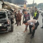 ‎Rem Blong, Truk Box di Puncak Tabrak Satu Minibus dan Hancurkan Dua Bangunan