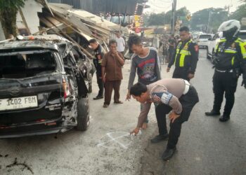 Rem Blong, Truk Box di Puncak Tabrak Satu Minibus dan Hancurkan Dua Bangunan