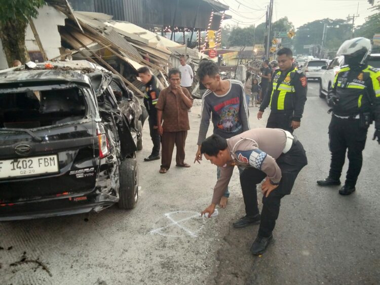 Rem Blong, Truk Box di Puncak Tabrak Satu Minibus dan Hancurkan Dua Bangunan