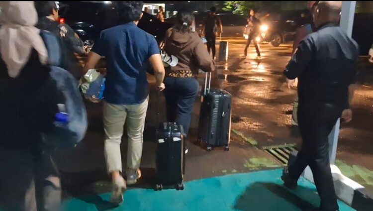 KPK RI Bawa Oleh-oleh Empat Koper Hasil Geledah Kantor ATR/BPN Kabupaten Bogor 1