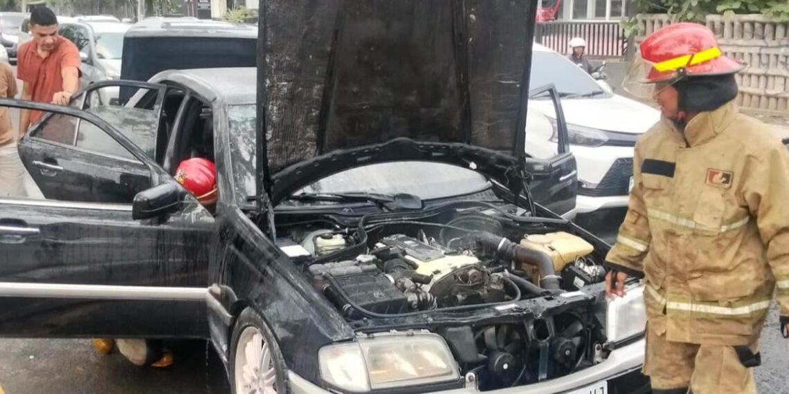 Mercedes-Benz Terbakar di Jalan Transyogi Cileungsi Saat Hendak Servis