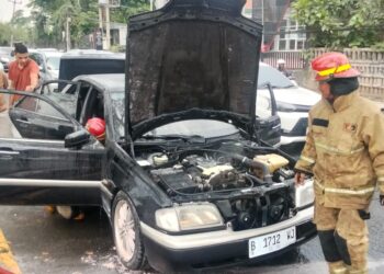 ‎Mercedes-Benz Terbakar di Jalan Transyogi Cileungsi Saat Hendak Servis
