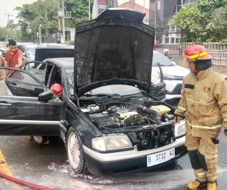 Mercedes-Benz Terbakar di Jalan Transyogi Cileungsi Saat Hendak Servis