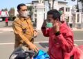 Forkopimcam Cibinong Bagikan 300 Masker untuk Antisipasi Abu Vulkanik Anak Krakatau