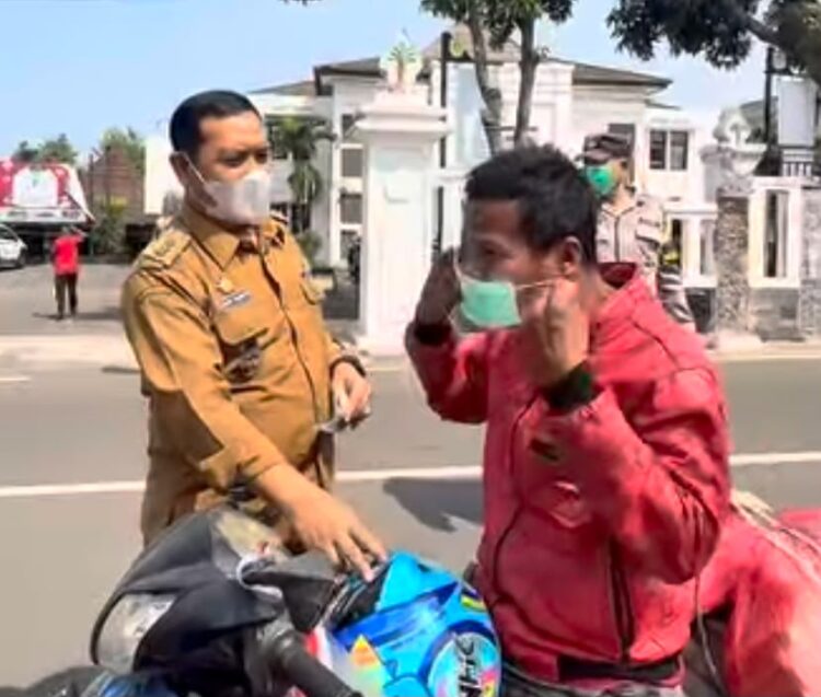 Forkopimcam Cibinong Bagikan 300 Masker untuk Antisipasi Abu Vulkanik Anak Krakatau