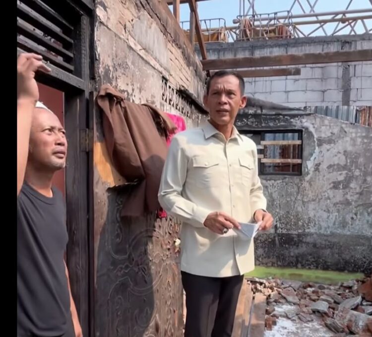 Jaro Ade Turun Tangan Bantu Korban Kebakaran di Desa Dayeuh Cileungsi