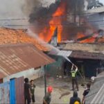 Enam Rumah dan Dua Motor Terbakar di Cileungsi Bogor, Damkar Berjibaku Padamkan Api